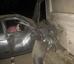 В Астрахани пьяный водитель врезался в шиномонтаж: пострадал пассажир