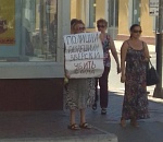 Астраханка пикетирует здание МВД