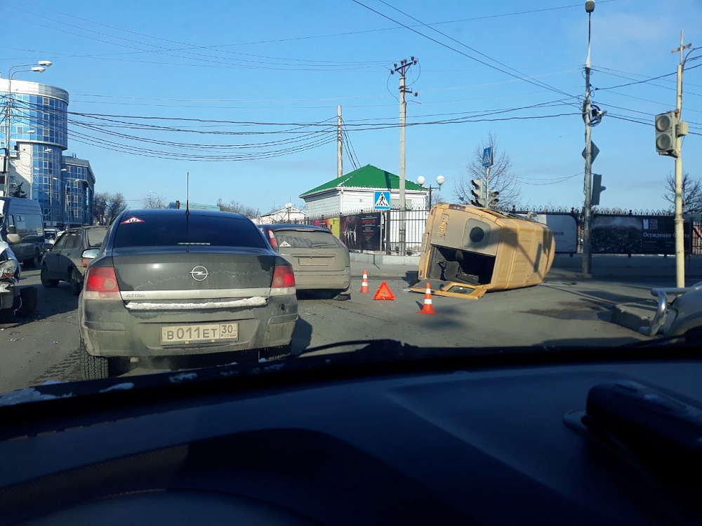 Подробности аварии с опрокинувшейся маршруткой в Астрахани: среди пострадавших ребенок