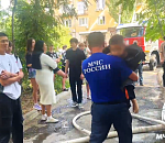 Астраханские пожарные тушат пожар в пятиэтажке на улице Савушкина