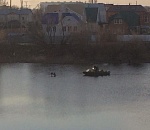 В Астрахани двое подростков решили покататься на деревянной двери и чуть не утонули