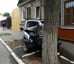 В Астрахани автомобиль врезался в дерево: водитель погиб