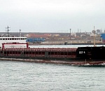 Под Астраханью застрял сухогруз с моряками и заблокировал движение судов