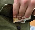 В Астрахани  похититель проник в частный дом и из кармана висевшей в шкафу куртки стащил 1,3 млн рублей