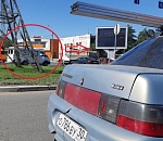 Водитель астраханской маршрутки, рискуя жизнями пассажиров, едет по встречке