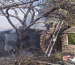 В Астрахани сгорел двухквартирный жилой дом, видео