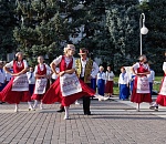 Астраханские пенсионеры выступают с концертами на городских площадках