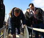 Игорь Бабушкин выпустил в реку последних осетрят