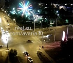 В Астрахани автомобиль протаранил столб и закружился на дороге. Видео