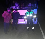 Пассажиры сломавшегося автобуса чуть не замерзли в ночи на астраханской трассе