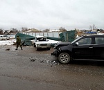 В Астрахани автоледи не справилась с управлением, врезавшись в иномарку и забор