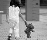 В Астрахани двухлетняя девочка гуляла по городу одна