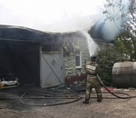 В Астрахани произошел крупный пожар: сгорели дом, гараж и автомобиль