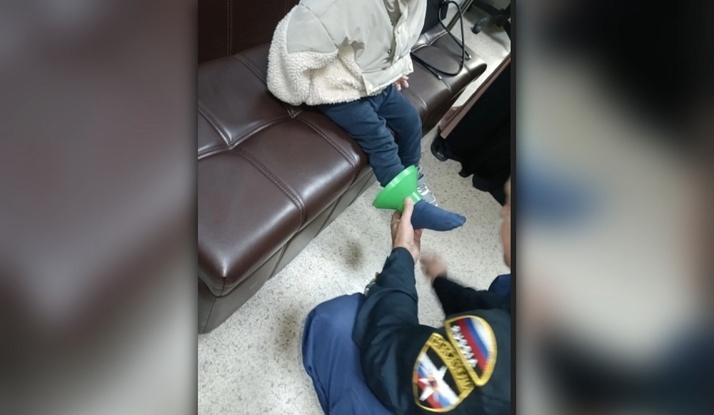 Астраханские спасатели вызволили ногу ребенка из пластиковой воронки