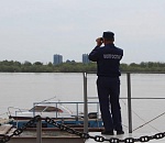 Астраханские спасатели переполошилась из-за четырех мужчин на самодельном плоту 