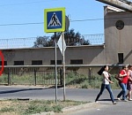 В Астрахани рекламный щит «толкал» пешеходов на проезжую часть