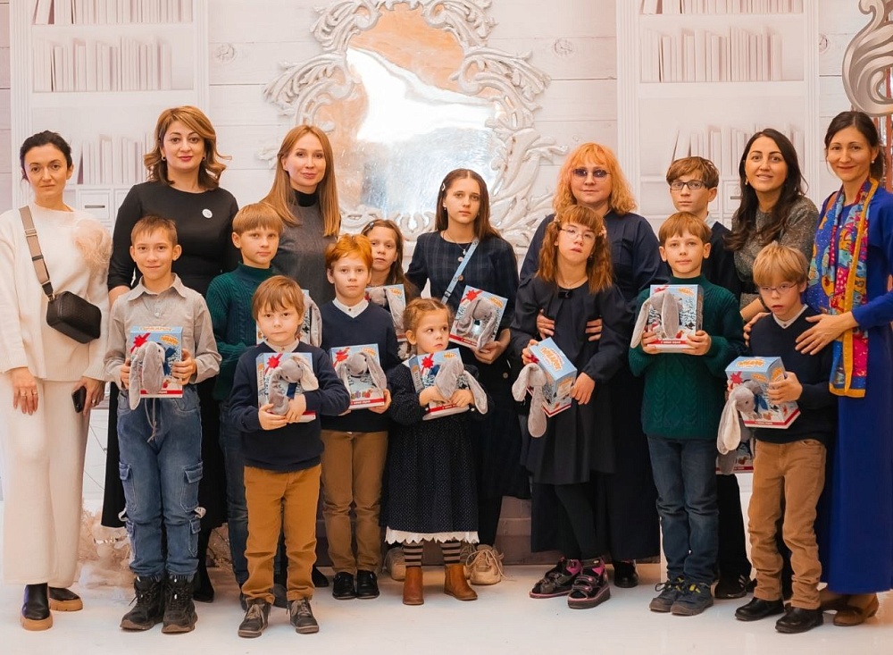 Большая социальная ёлка, организованная при поддержке «Единой России», открыла череду благотворительных мероприятий в Астраханской области.