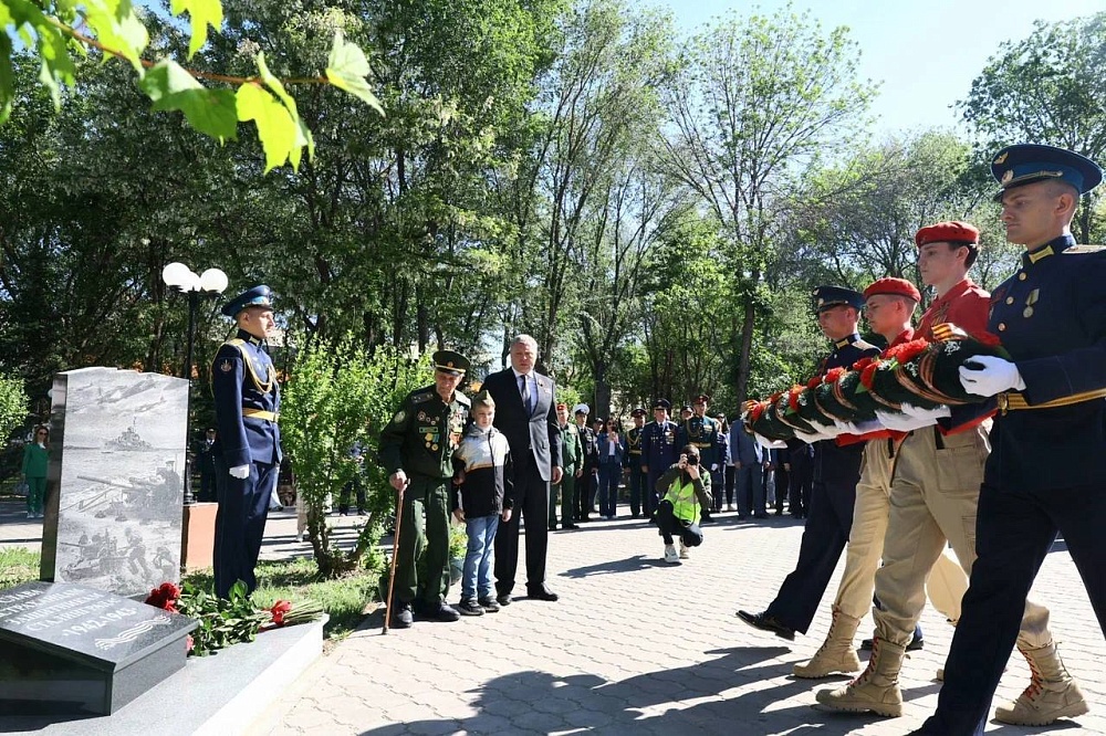 В Братском саду Астрахани открыли новый памятник 