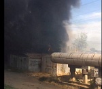 Черным-черно. В Астрахани на Звездной засняли крупный пожар