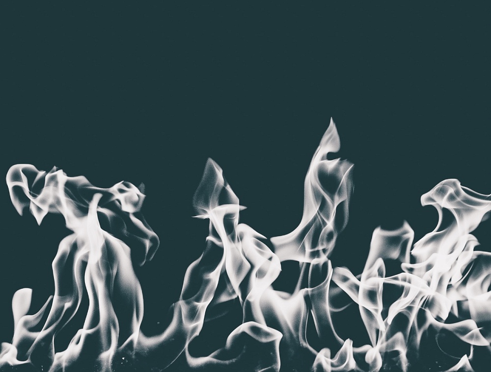 Под Астраханью загорелись машина, гараж и дом, есть пострадавший