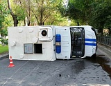 Вчера в Астрахани из-за двух ДТП пострадали 7 человек, опрокинулся автозак, а BMW врезался в столб