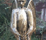 Астраханец сделал скульптуру медведя с крыльями и лицом Путина 