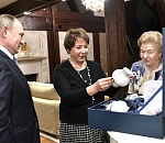 Путин подарил Татьяне Юмашевой сервиз от Императорского фарфорового завода, магазин которого находится в ТРК «Три Кота»