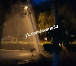 В Астрахани на Комсомольской набережной прямо из-под земли забил фонтан