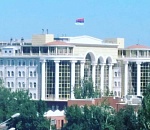 Над зданием областного астраханского суда развевается сербский флаг. Что бы это значило?