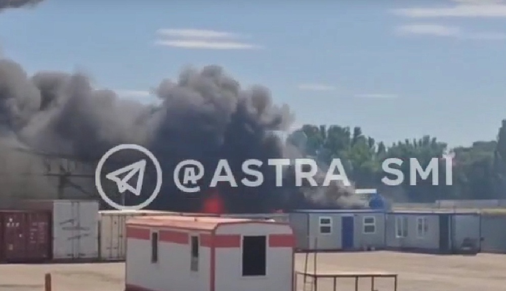 В Астрахани полыхает мебельный склад 