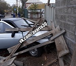 В Астрахани легковушка протаранила стену