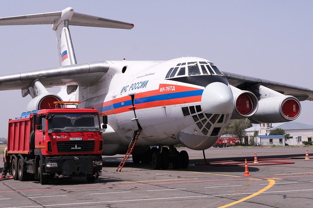 МЧС Калмыкии, Дагестана и Волгоградской области помогают тушить пожары в Астраханском регионе