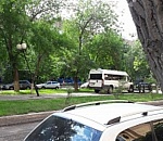 В Астрахани нашли водителя маршрутки, сбившего фонарь на аллее