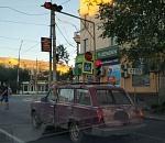 Фото дня: В разбитой старой арбе