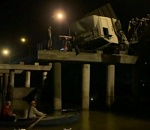 Подробности и кадры ДТП с грузовиком, который слетел с моста под Астраханью