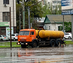 В Астрахани на борьбу с лужами вывели спецтехнику