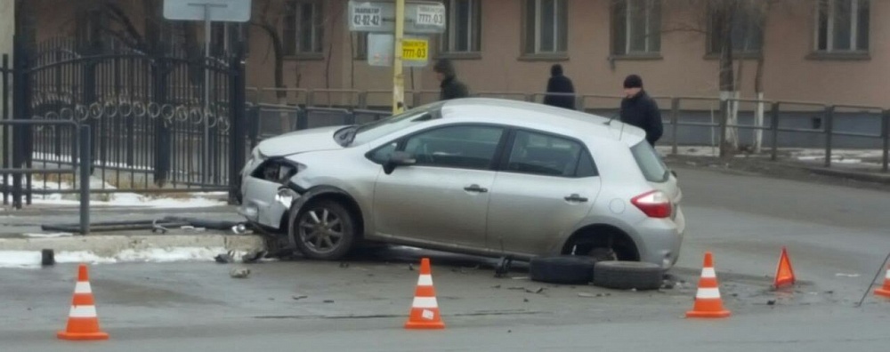 В Астрахани иномарка залетела на тротуар, снеся ограждение