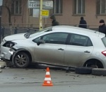 В Астрахани иномарка залетела на тротуар, снеся ограждение