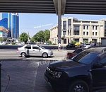 С Нового моста в Астрахани на пешеходный переход рухнула железка