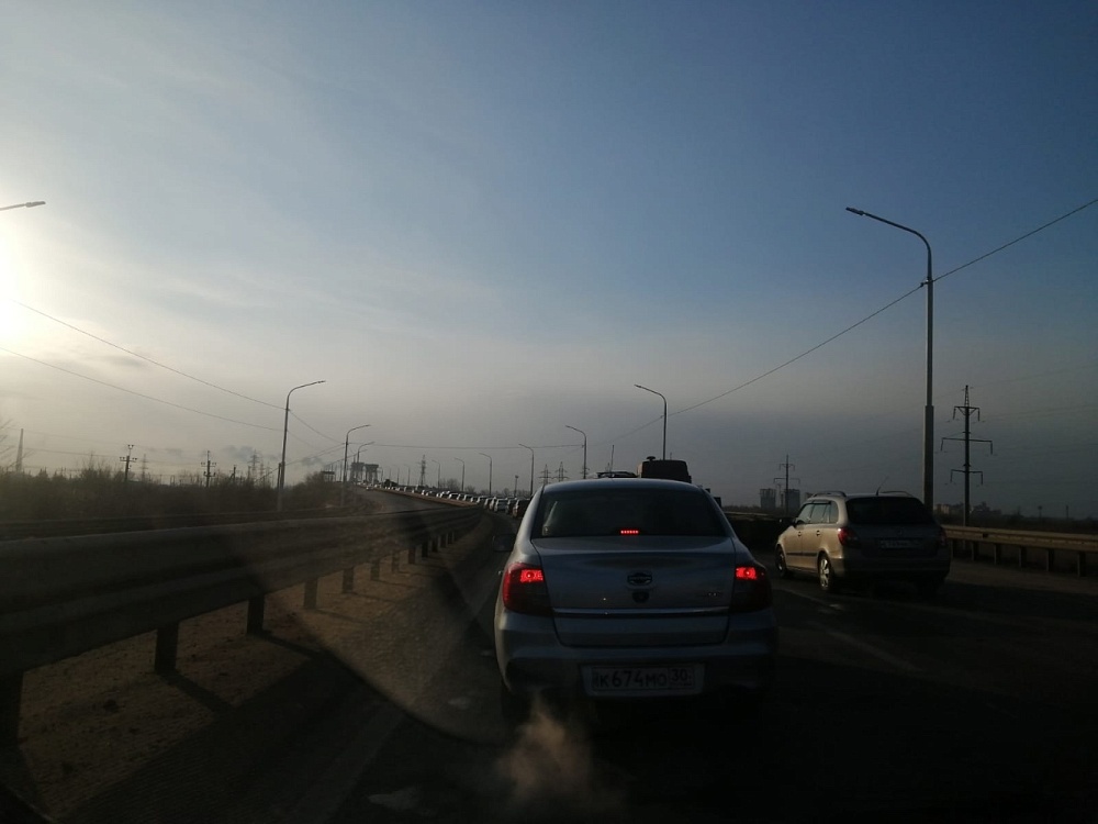 В Астрахани транзитная магистраль стоит в бордовой пробке