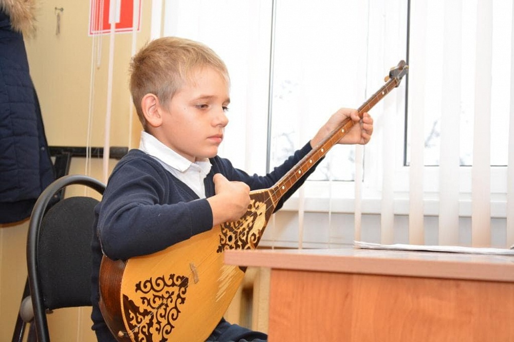 Камызякская школа искусств получит новые музыкальные инструменты