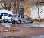 На Казачем в Астрахани грандиозный потоп: провалились машины, плывет здание
