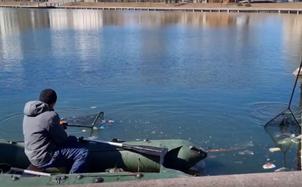 С Лебединого озера в Астрахани собрали «урожай» мусора