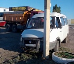 В Астрахани микроавтобус врезался в автомобиль и опору ЛЭП