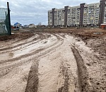 В Астрахани детям приходится «плыть» в новую школу по грязи и бездорожью