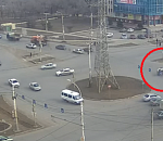 В Астрахани опрокинулась малолитражка, проехав несколько метров боком. Видео