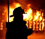 В Астрахани боевые расчеты МЧС среагировали на пожар возле сквера Победы по повышенному рангу