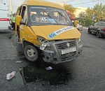 В Астрахани столкнулись маршрутка и иномарка: пятеро пострадавших