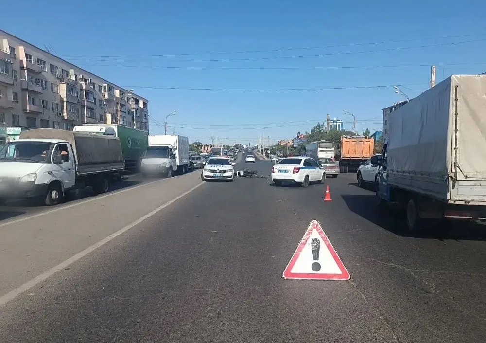 Грузовик насмерть сбил мотоциклиста у Нового моста в Астрахани