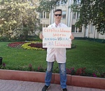 Он бы никогда не выпустил неадеквата. Астраханцы собирают масштабный митинг в поддержку врача, которого обвиняют в убийстве ребенка